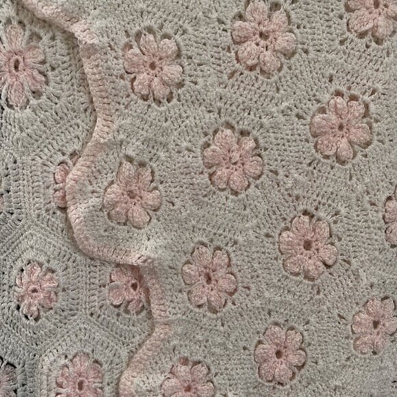 HAND MADE CROCHETED Cozy Blanket White Scalloped Edge Pink Flowers Cottagecore - Picture 4 of 13